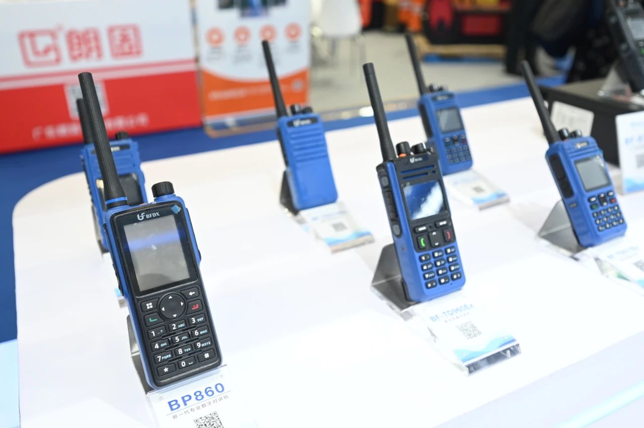 美國(guó)警察使用什么類(lèi)型的對(duì)講機(jī)？